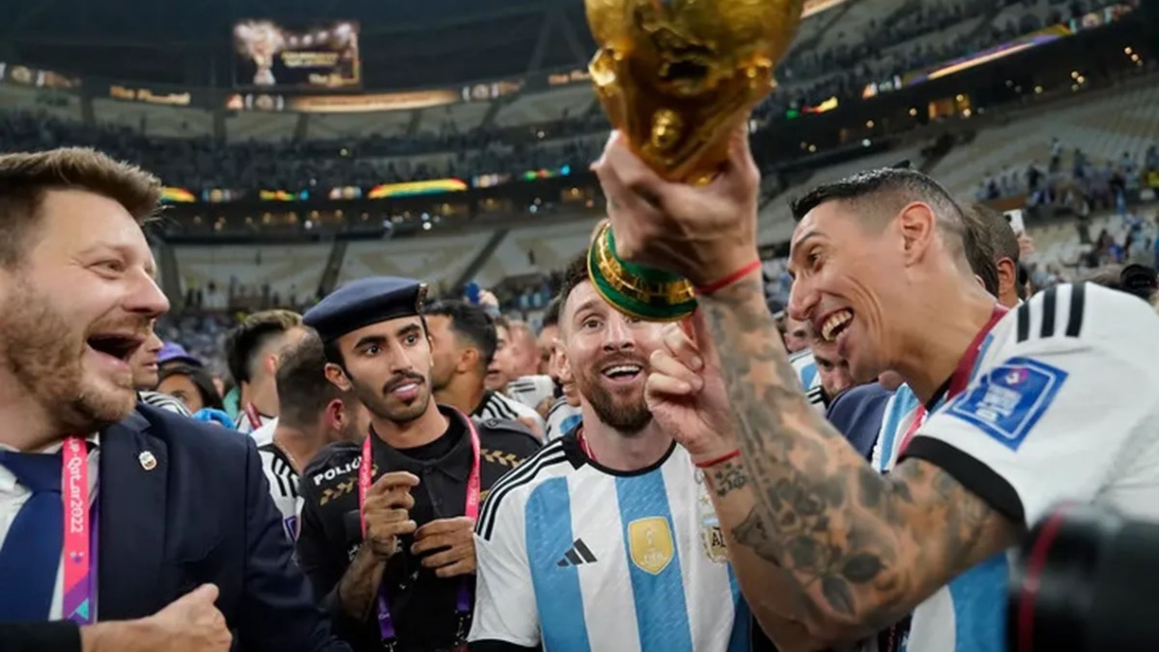 La copa que Messi levanta en la foto más icónica del Mundial de Qatar es falsa
