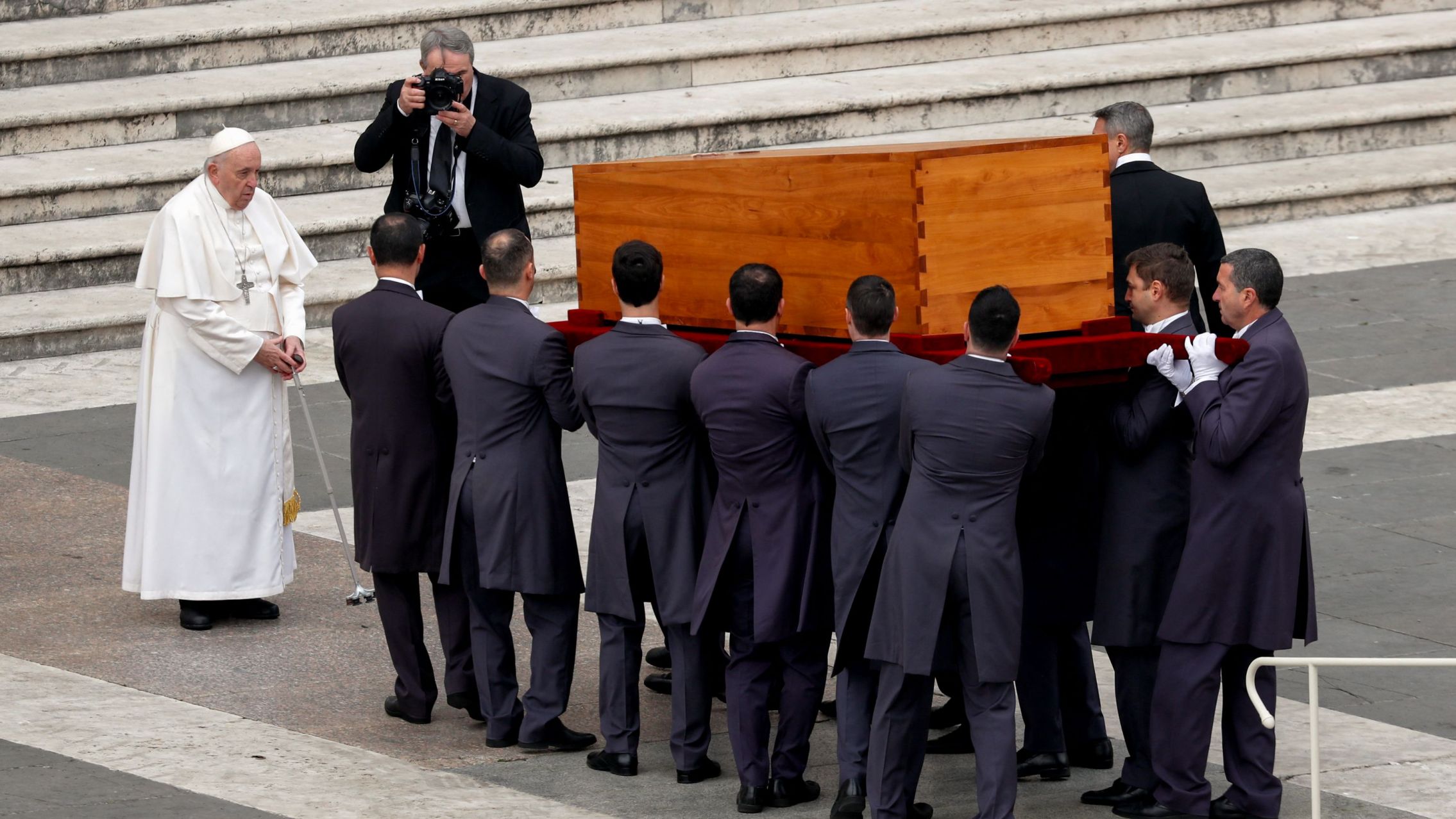 El papa Francisco presidió el funeral de Benedicto XVI ante una multitud