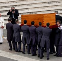 El papa Francisco presidió el funeral de Benedicto XVI ante una multitud