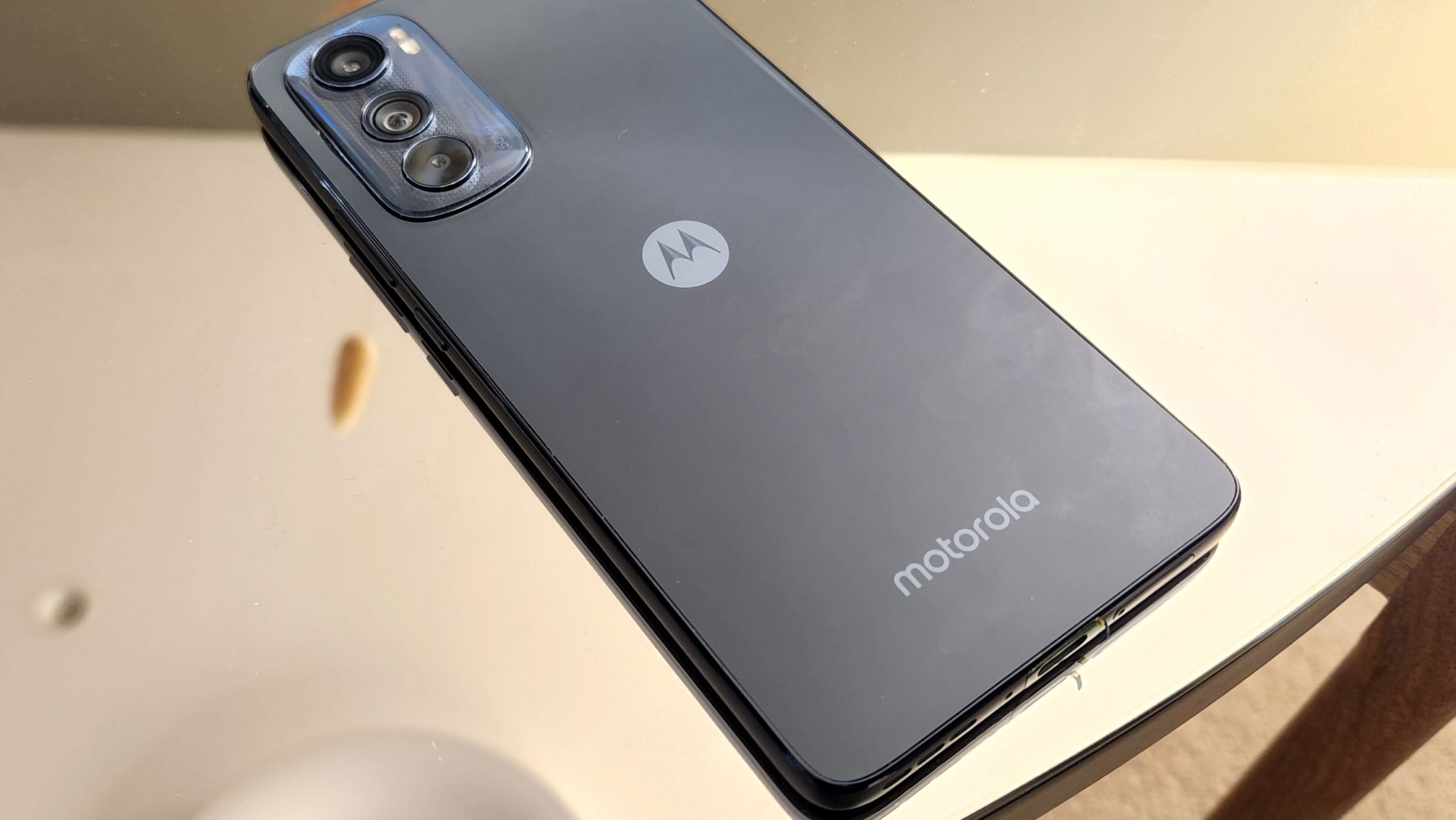 Llevó a reparar su celular al servicio técnico de Motorola y le cambiaron el IMEI