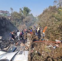Impresionante caída de un avión con 72 personas a bordo en Nepal: un argentino viajaba en la aeronave