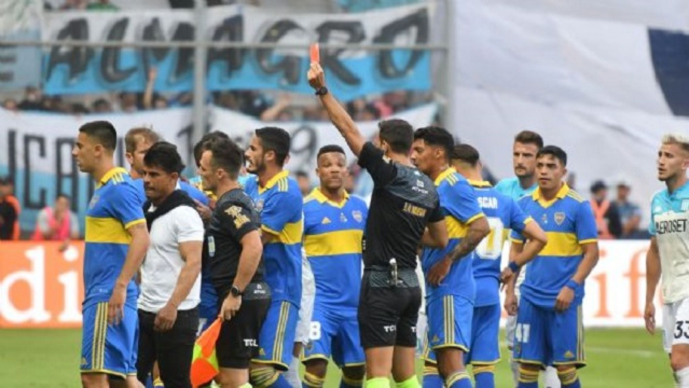 Boca y Racing viajan en el mismo avión y debieron sortear los lugares