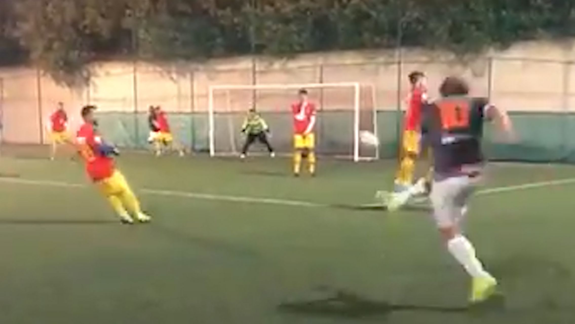 Le hicieron una falta y sacó un revolver: un partido casi terminó a los tiros