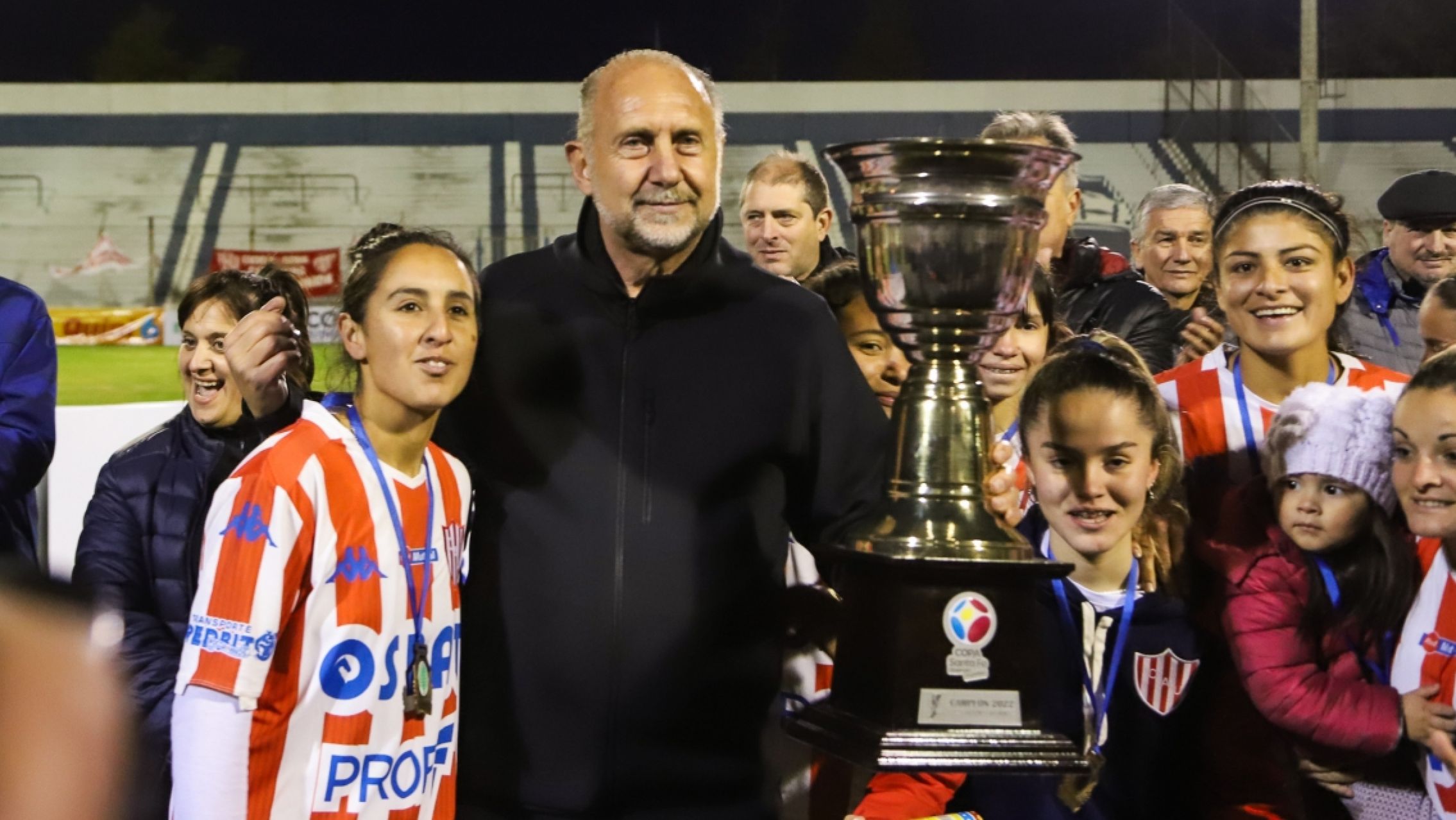 El Gobernador Perotti le dio un subsidio de 183 millones al club del que es hincha