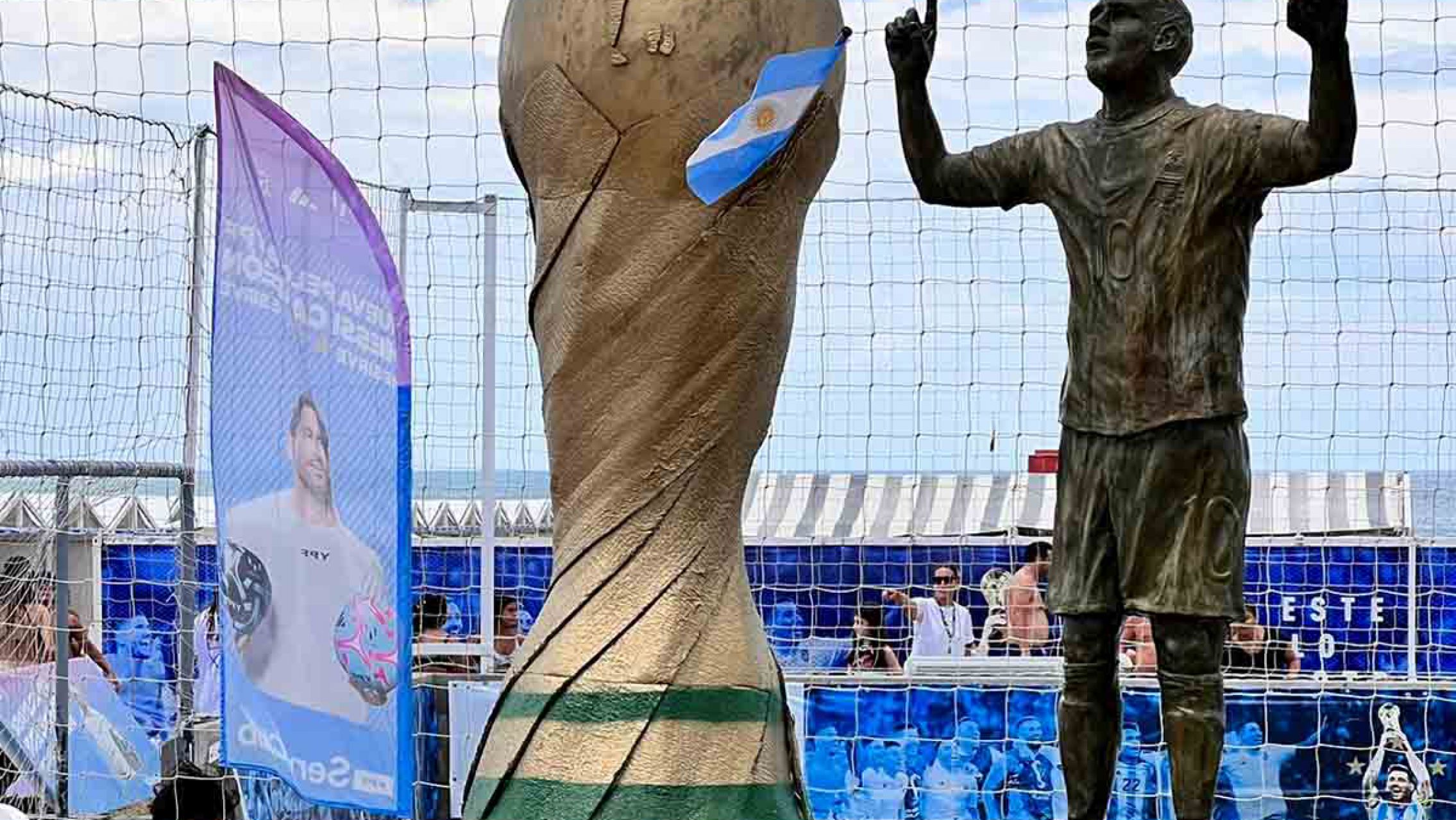 Inauguraron la primera estatua de Messi como campeón del mundo en Mar del Plata