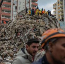 Turquía: rescataron a varias personas entre los escombros y hay esperanzas de hallar más sobrevivientes
