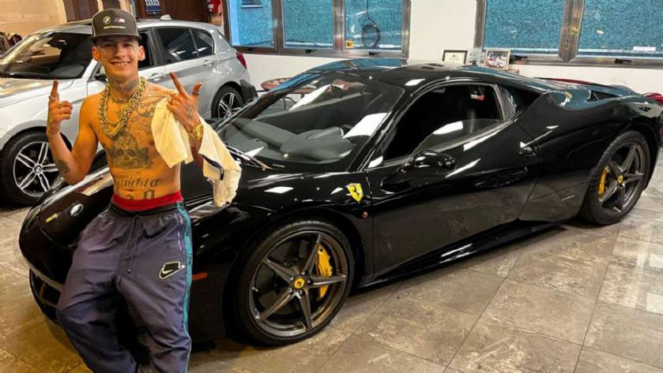 Cuánto pagó L-Gante por una Ferrari negra último modelo