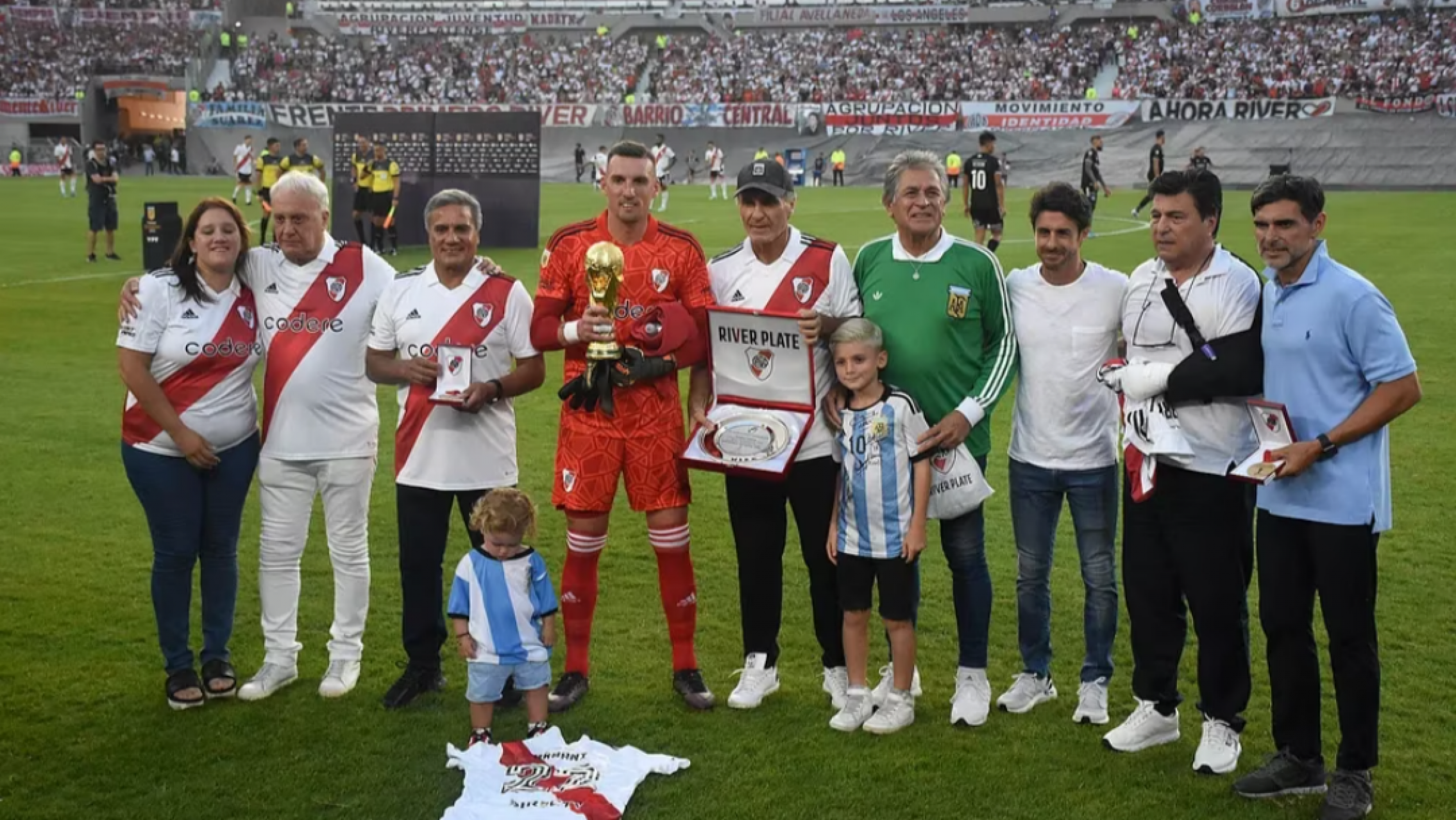 River homenajeó a los campeones del mundo con la presencia de Passarella en el Monumental