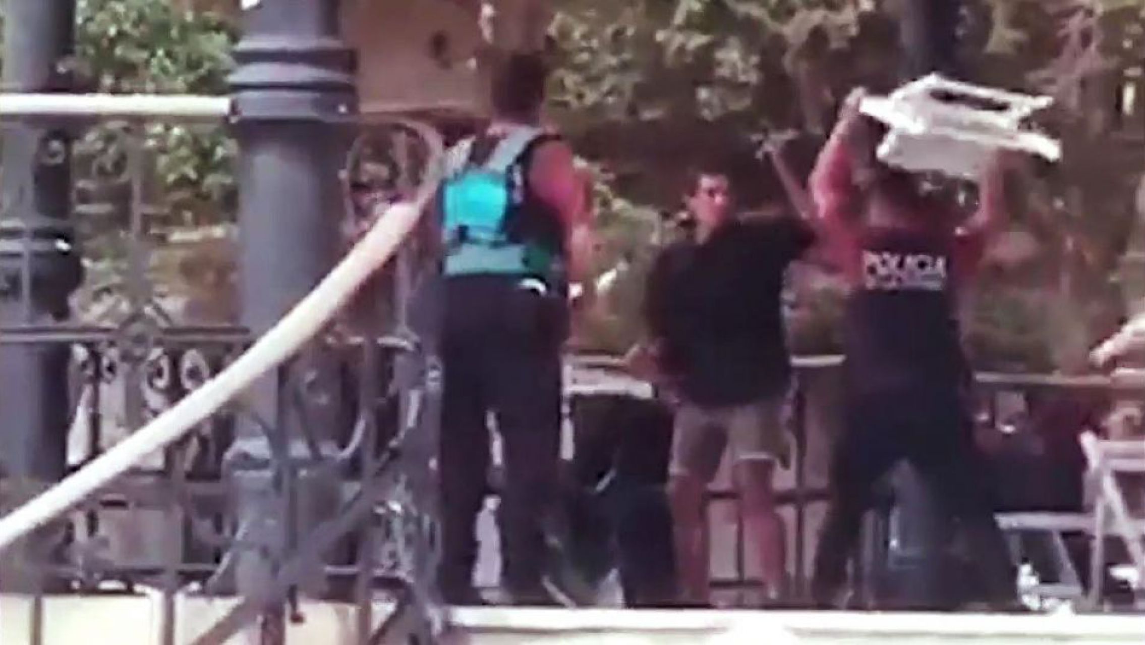 La Policía detuvo a sillazos a un hombre que agredió a ocho agentes con una lanza