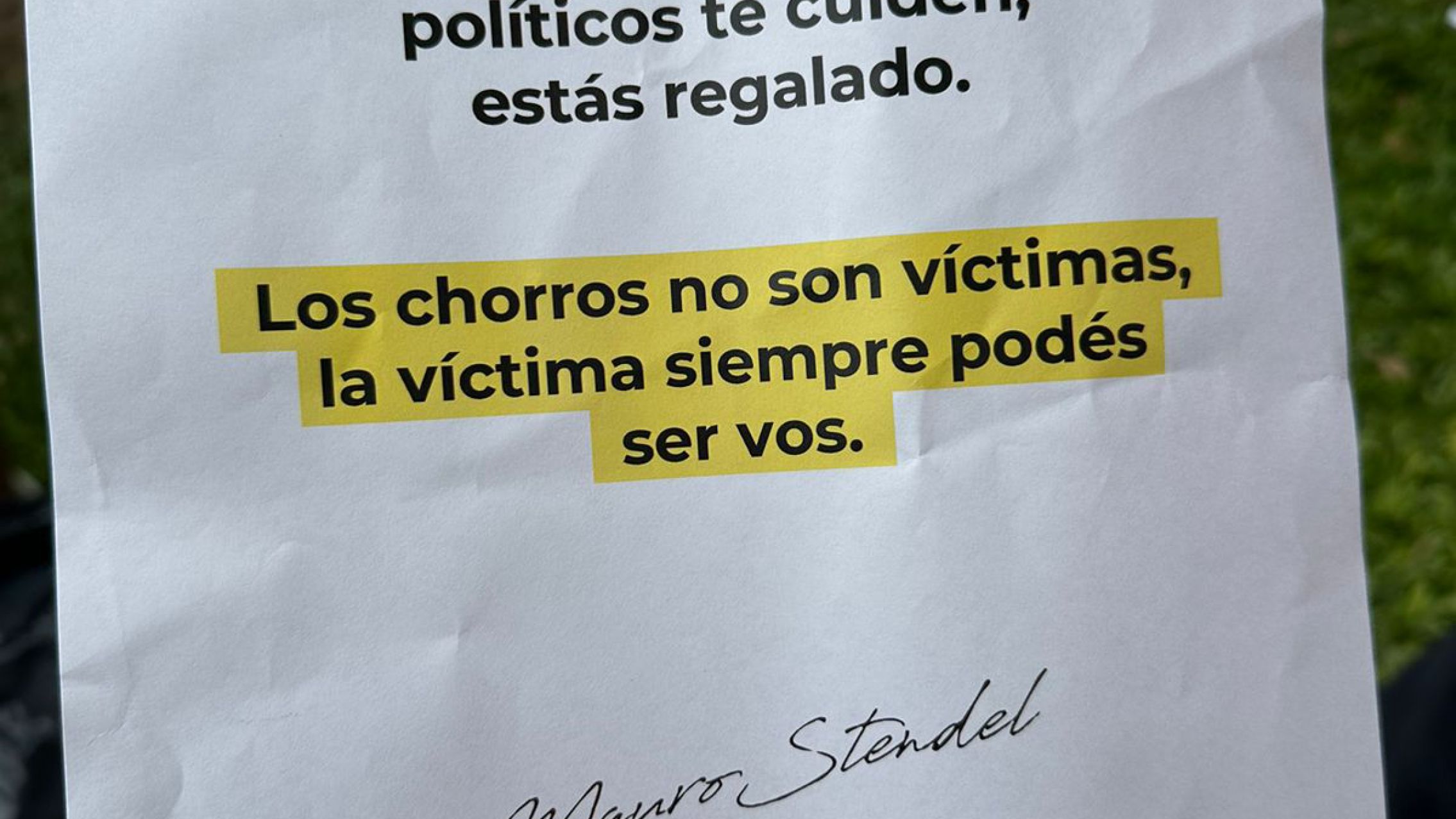Un empresario repartió picanas en el Subte y aseguró que "es momento de empezar a defendernos nosotros"