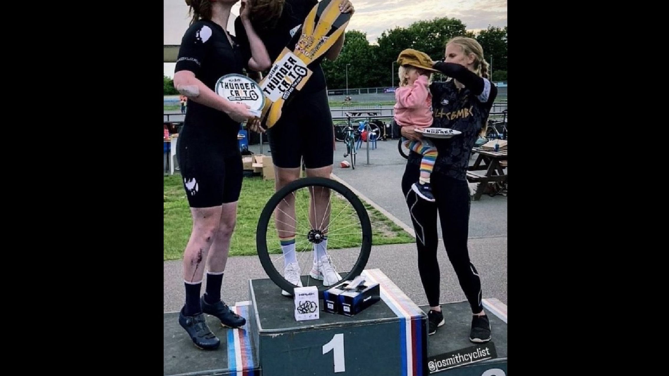 Dos trans ganaron una competencia femenina de ciclismo y estalló la polémica