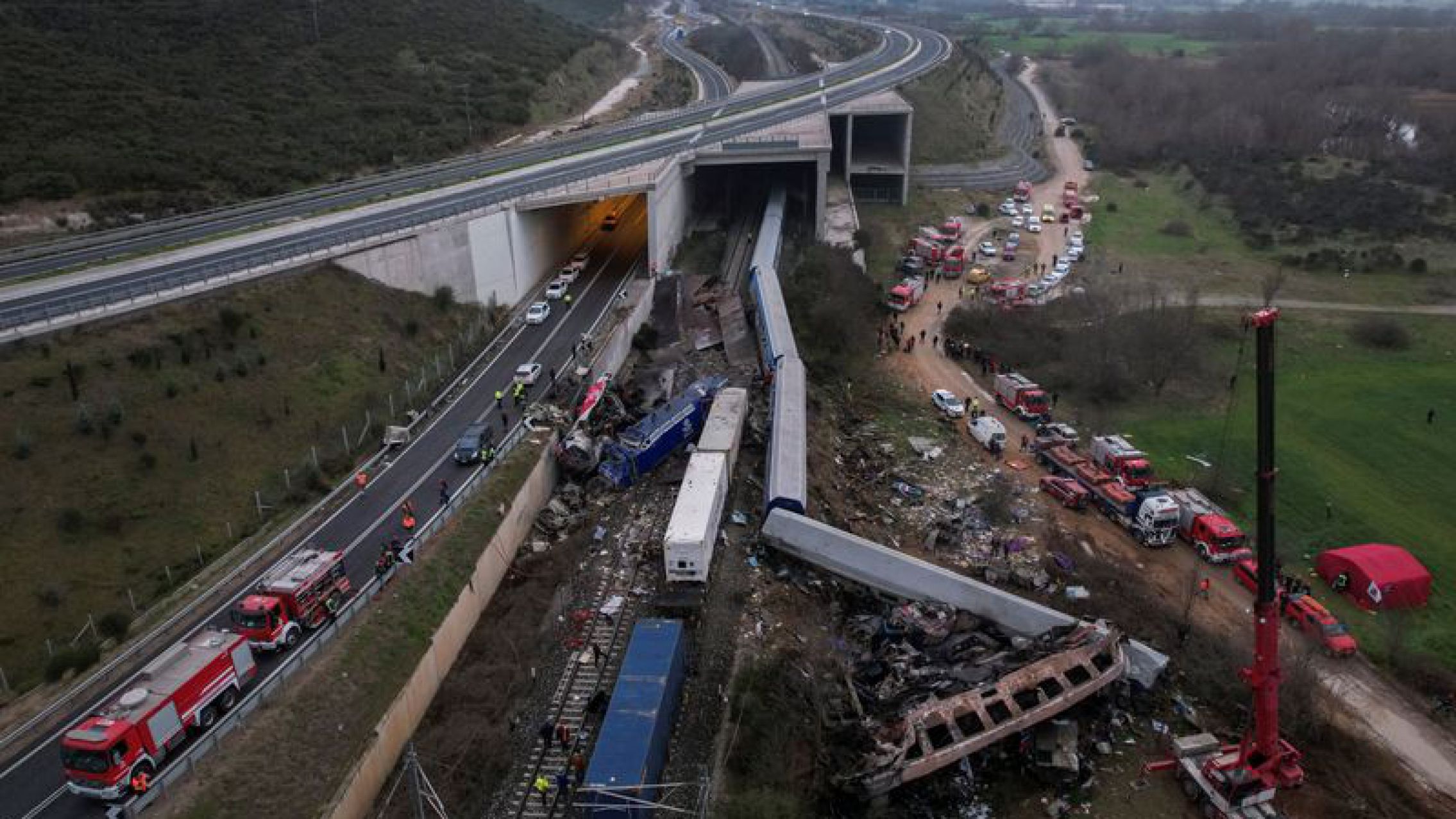 Chocaron dos trenes en Grecia: reportaron al menos 32 muertos y 85 heridos