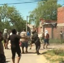 Vecinos del niño asesinado en Rosario saquearon e incendiaron la casa de presunto narco