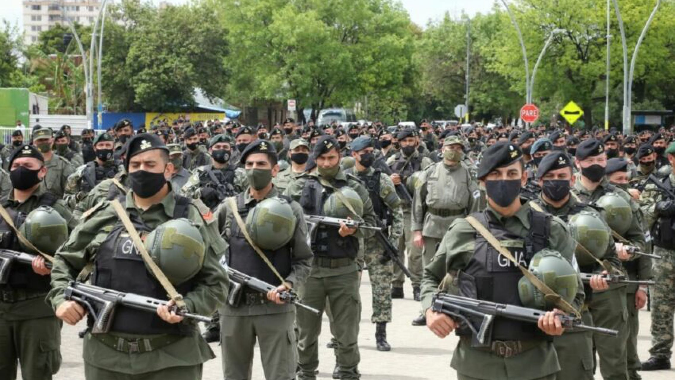 Arrancó el despliegue de gendarmes y fuerzas federales en Rosario: detenciones y aplausos