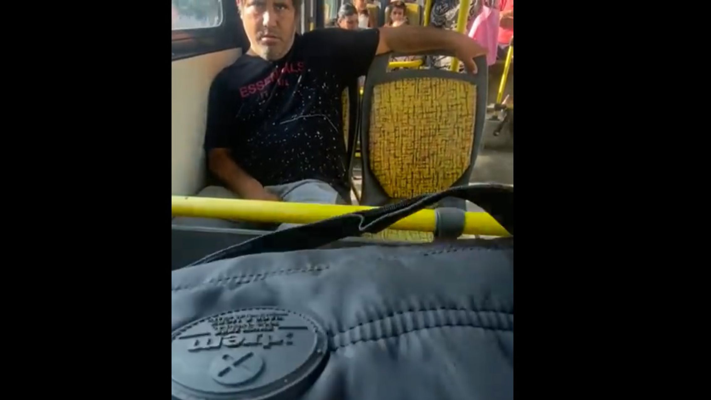 Un degenerado fue filmado mientras se tocaba frente a una niña en un colectivo