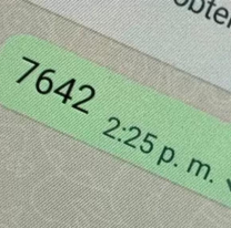 ¿Cuál es el significado del mensaje «7642» que se envían los jóvenes?