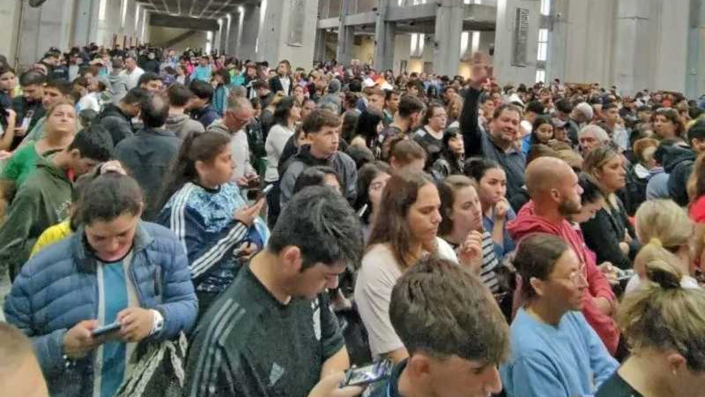 Locura en San Nicolás: se llenó el santuario de la Virgen ante un falso rumor de que iba Messi