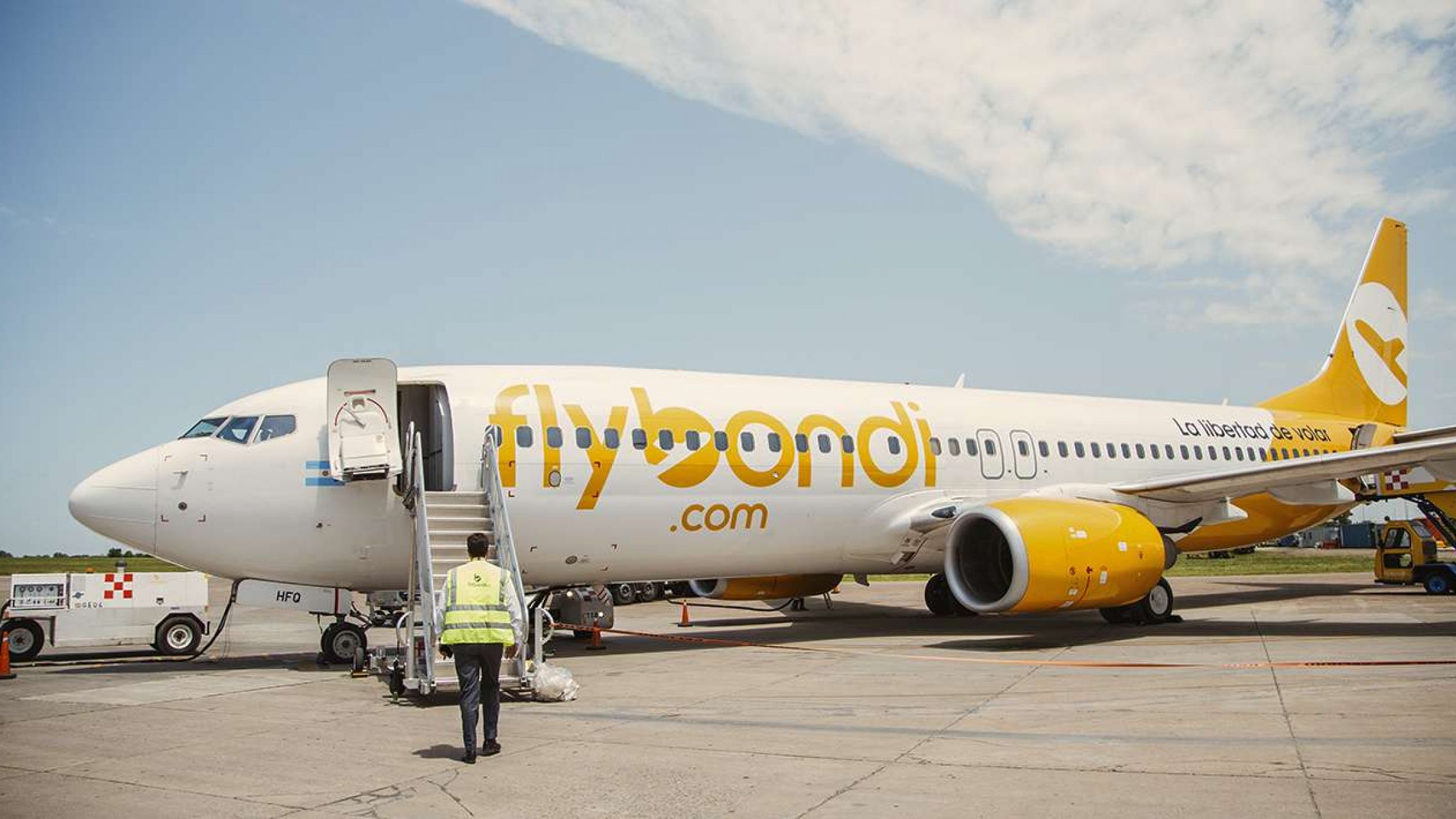 Flybondi permitirá desde hoy cambiar los nombres de los pasajes, regalarlos o transferirlos a otra persona