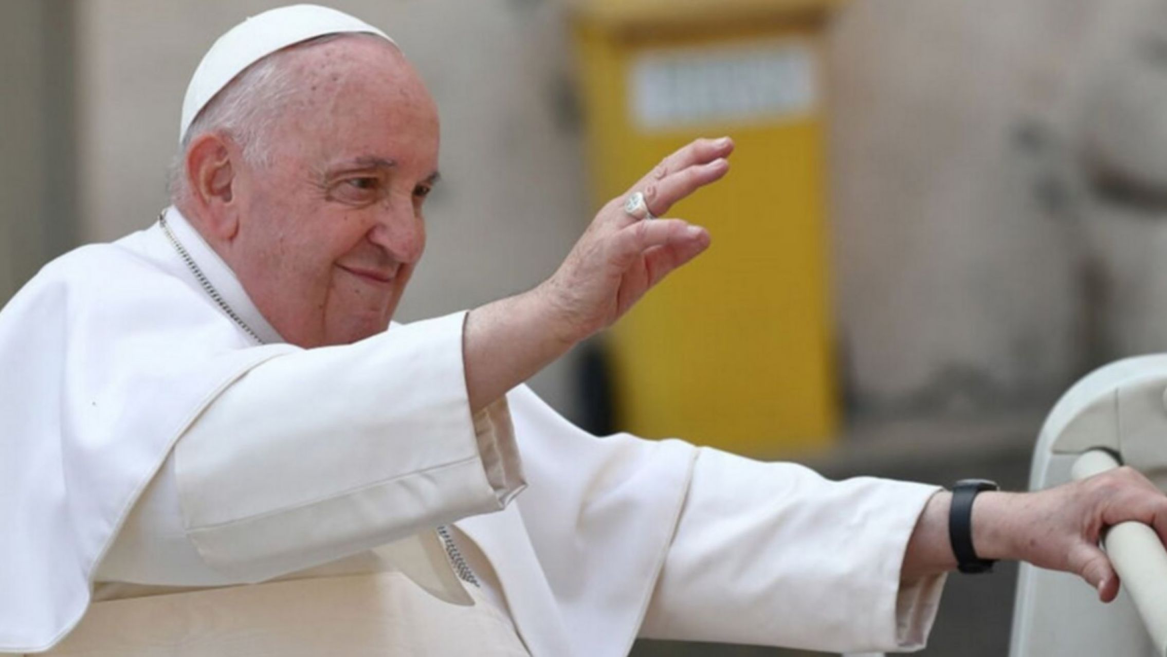 El papa Francisco fue dado de alta y regresó al Vaticano: "Aún estoy vivo, no tuve miedo"