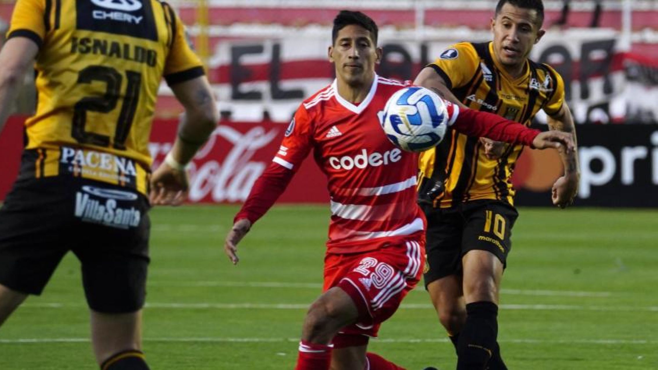 River perdió en su debut ante The Strongest y comenzó la Copa con el pie izquierdo