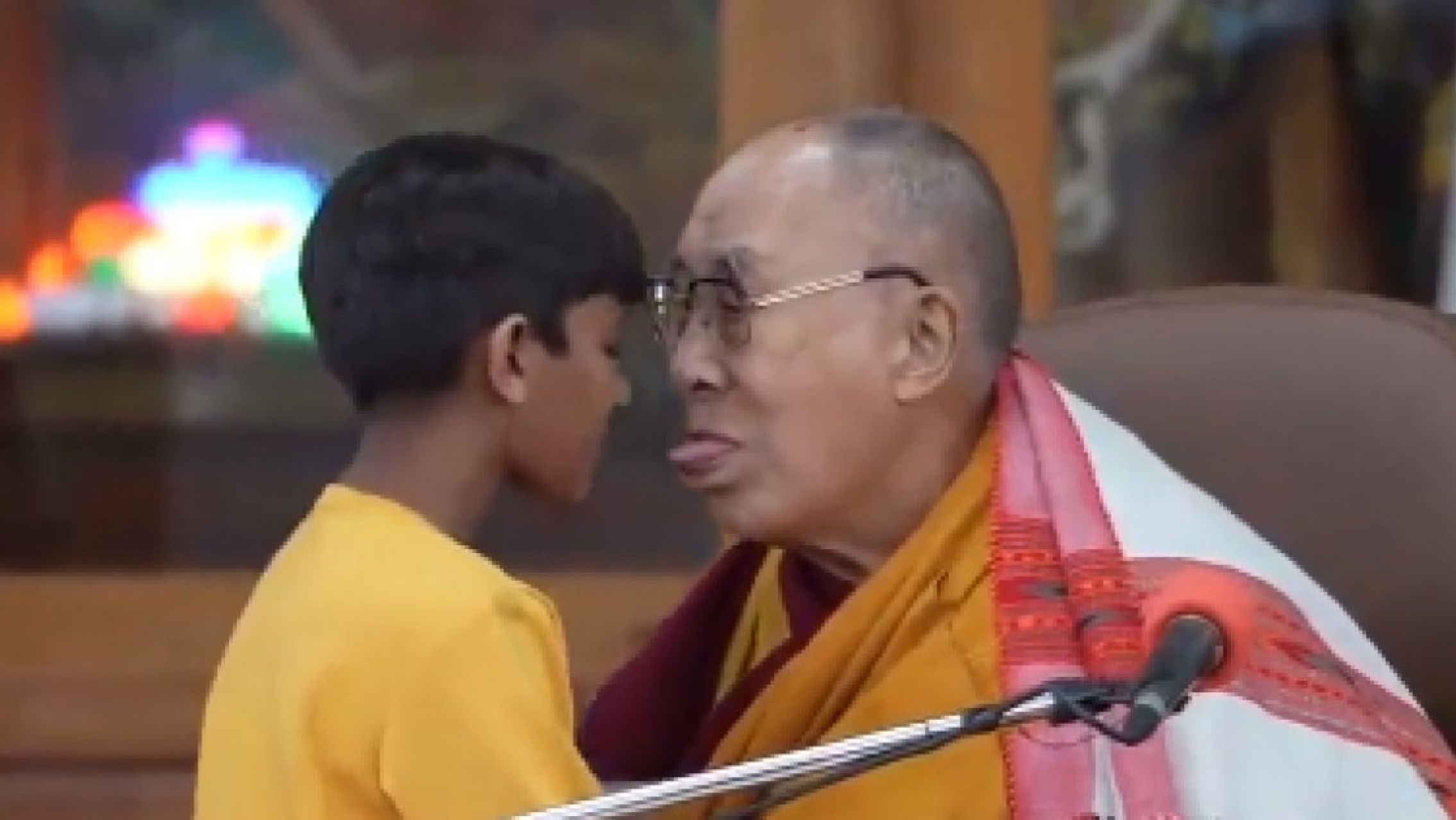 El Dalai Lama en el ojo de la tormenta por un video en el que besa a un niño y le pide que le "chupe la lengua"