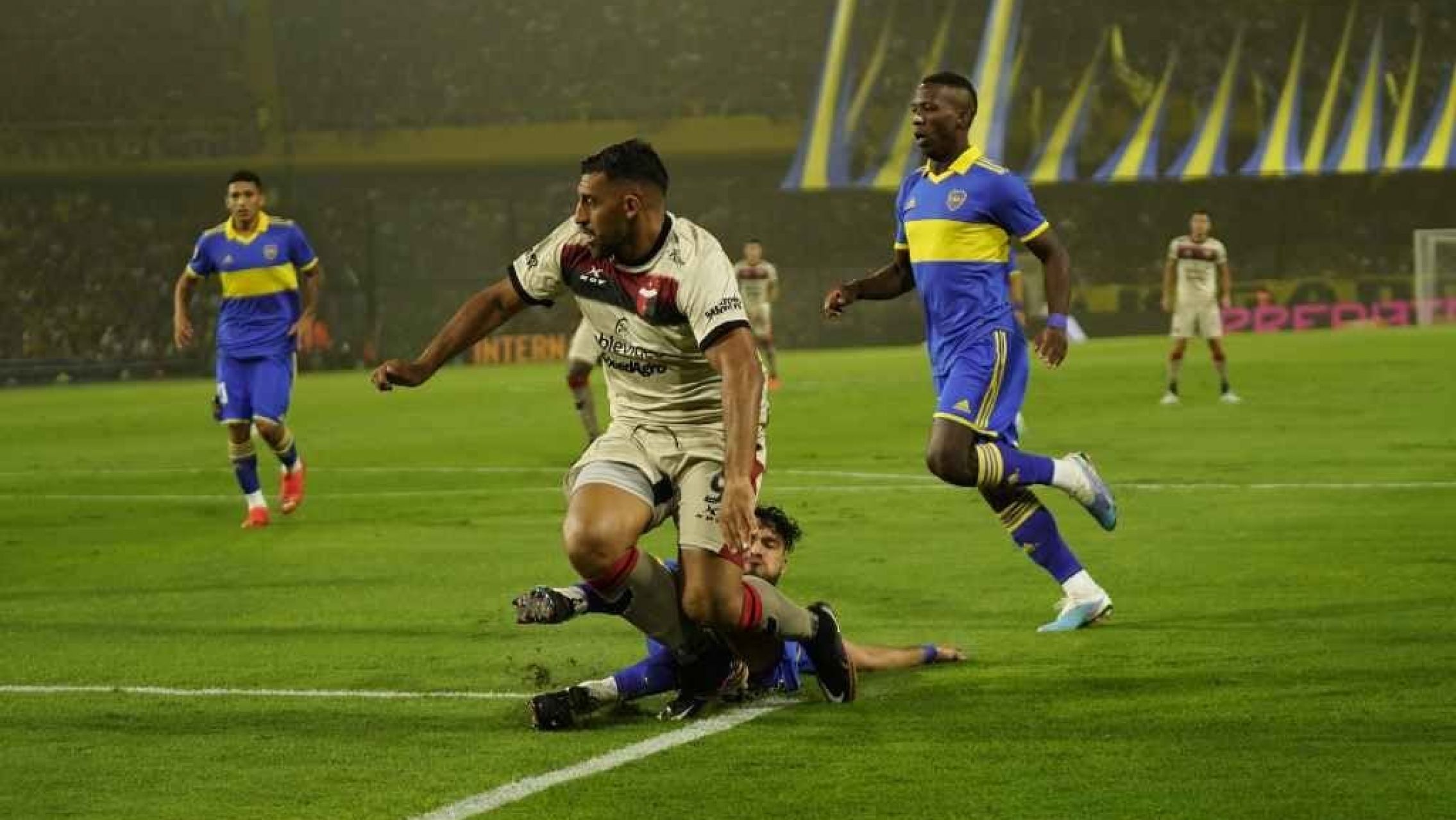 Boca perdió sobre el final ante Colón y sigue sin poder ganar de local