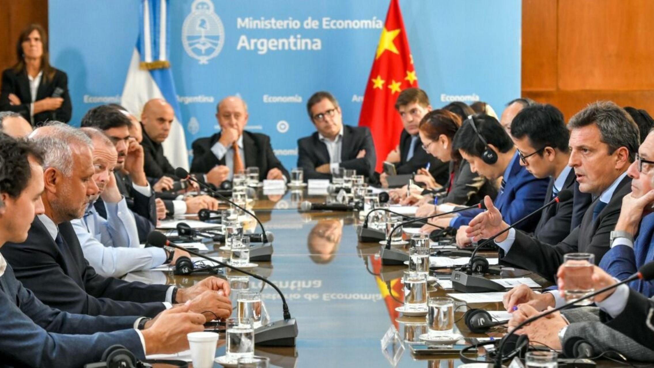 Argentina deja de pagar importaciones en dólares y pasa a yuanes