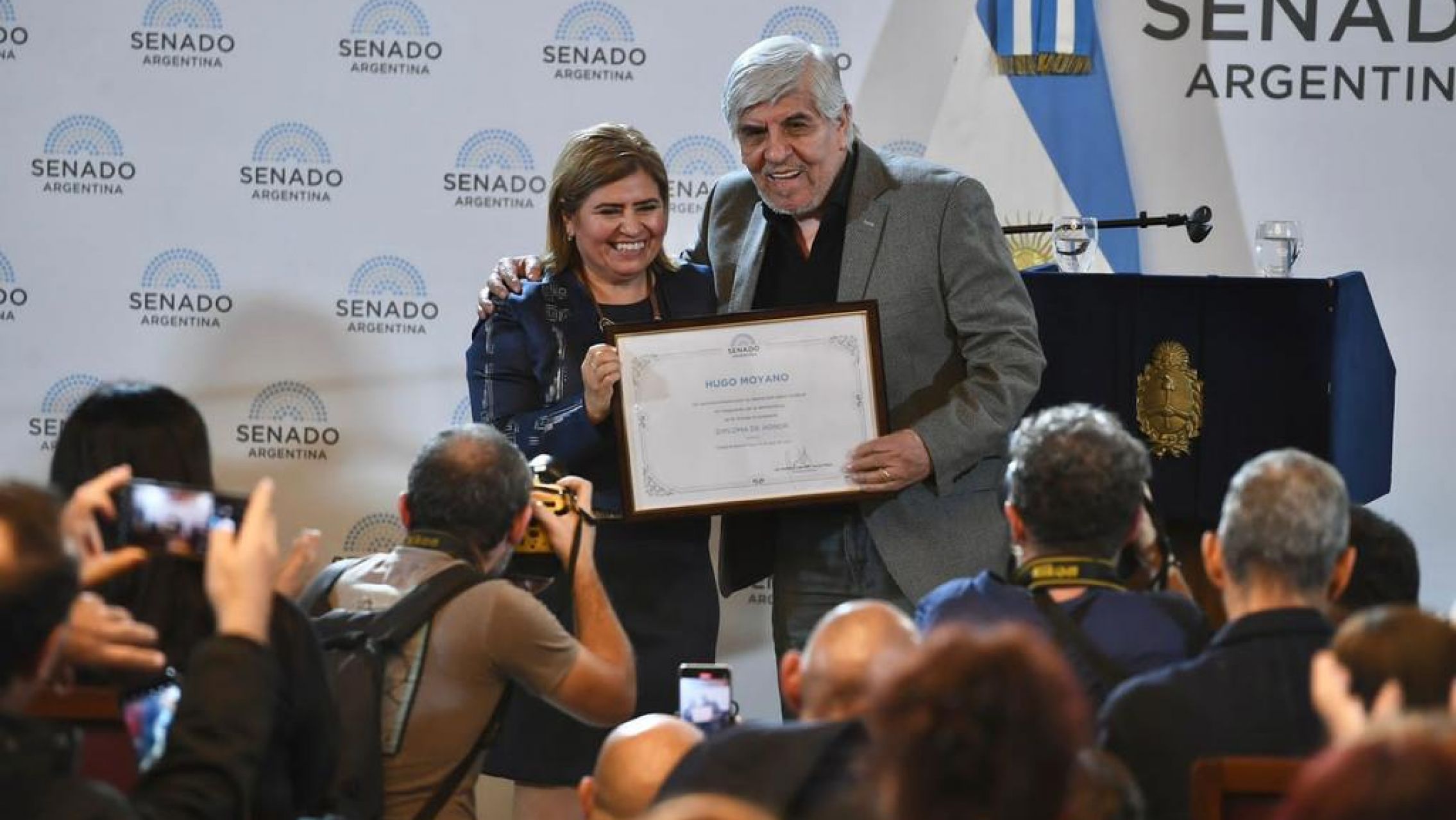 Polémica: El Senado realizó un homenaje al multidenunciado Hugo Moyano