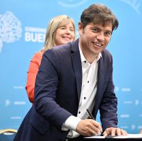 Con la provincia en llamas, Axel Kicillof gastará más de 800 millones en gorros y stickers de campaña