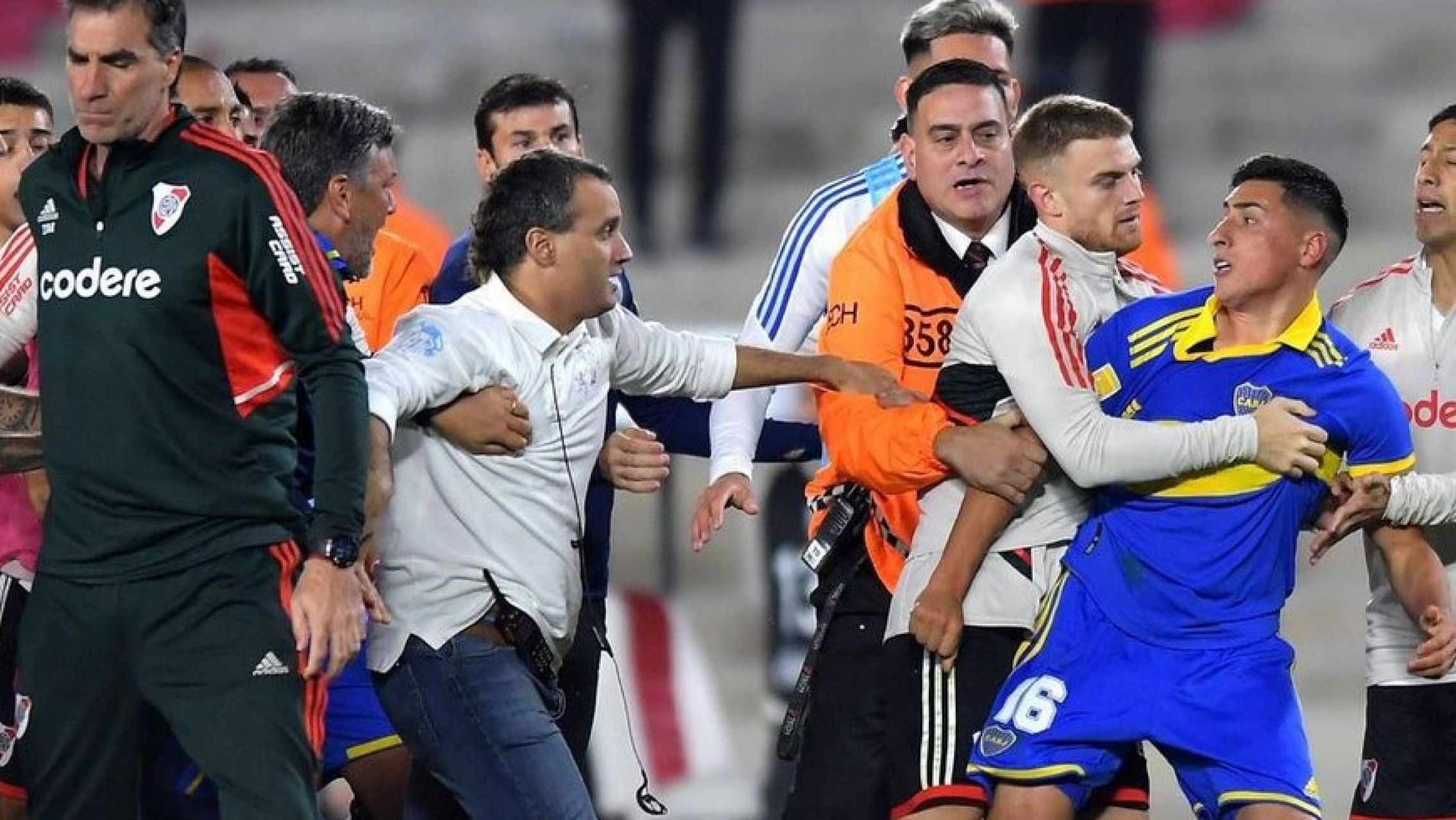 Una fiscal investiga a tres jugadores por los incidentes en el Superclásico