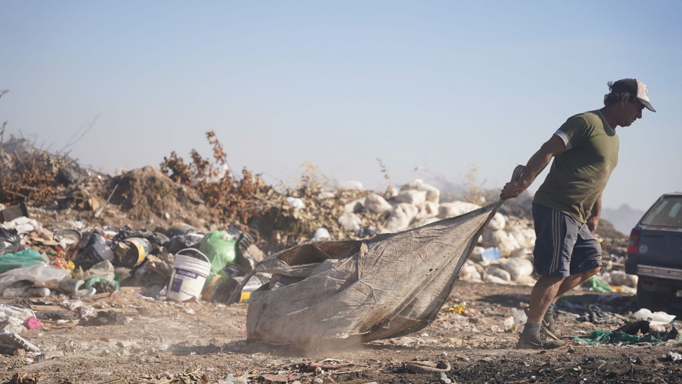 Encontraron a un hombre quemado y sin huellas dactilares en un basural: falleció