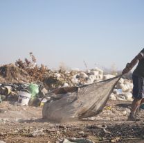 Encontraron a un hombre quemado y sin huellas dactilares en un basural: falleció