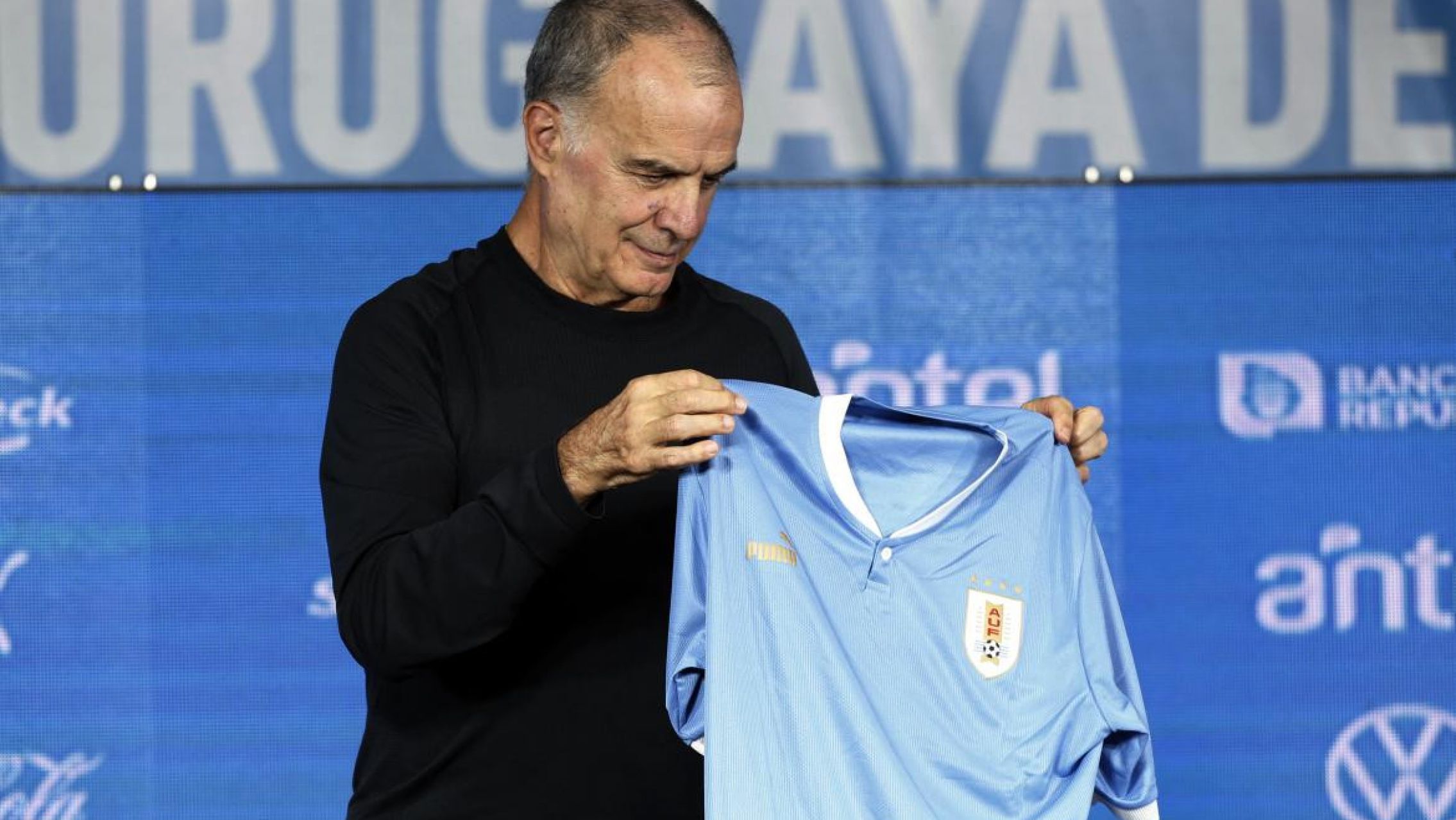 Bielsa fue presentado en Uruguay: "No me tuvieron que convencer, diría que todo lo contrario"