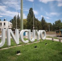 Hallaron un particular objeto sexual en un baño de una Facultad y estallaron las redes