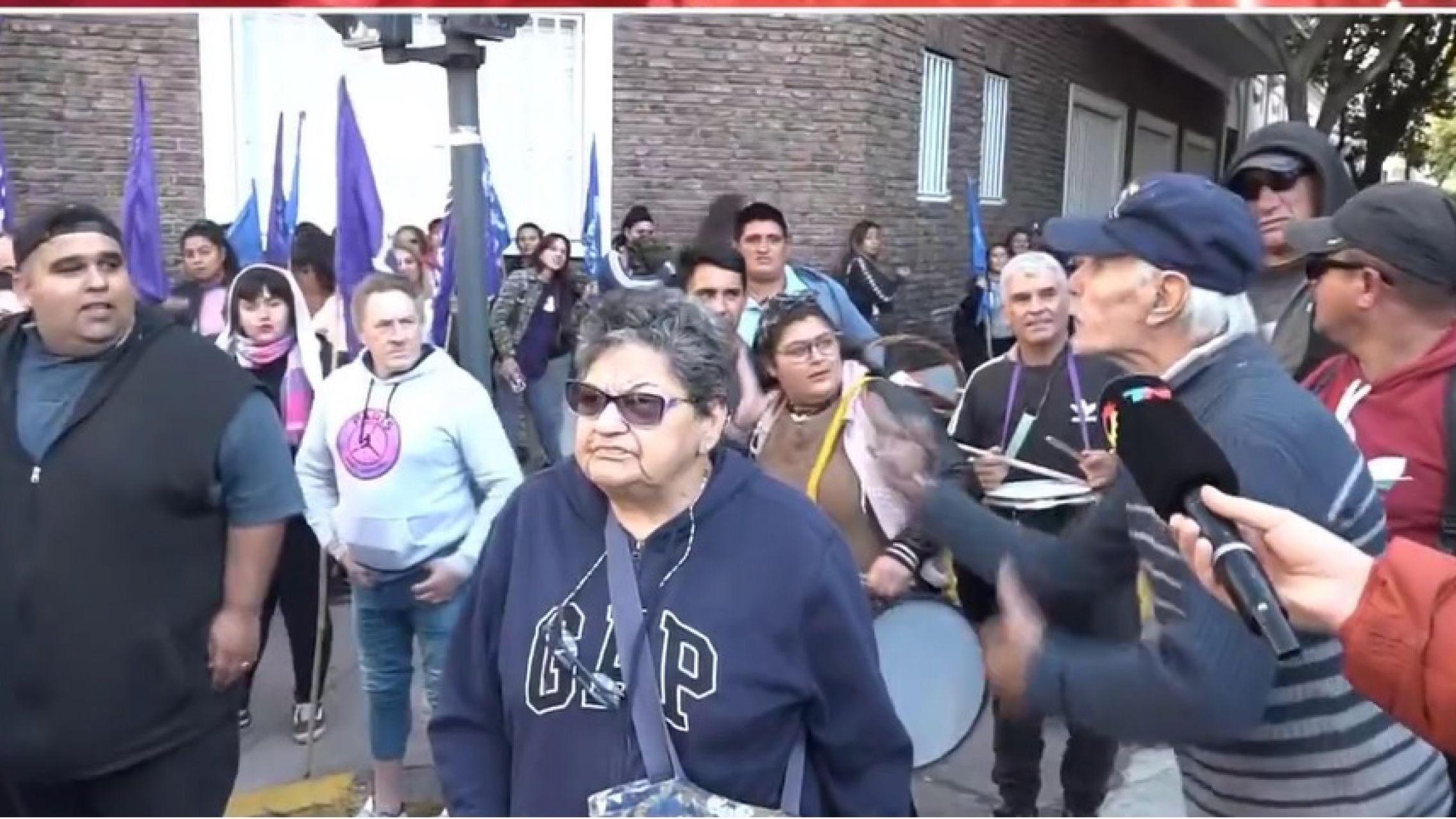 Un piquetero se peleó con un jubilado: "Nos están sacando la plata a los jubilados"