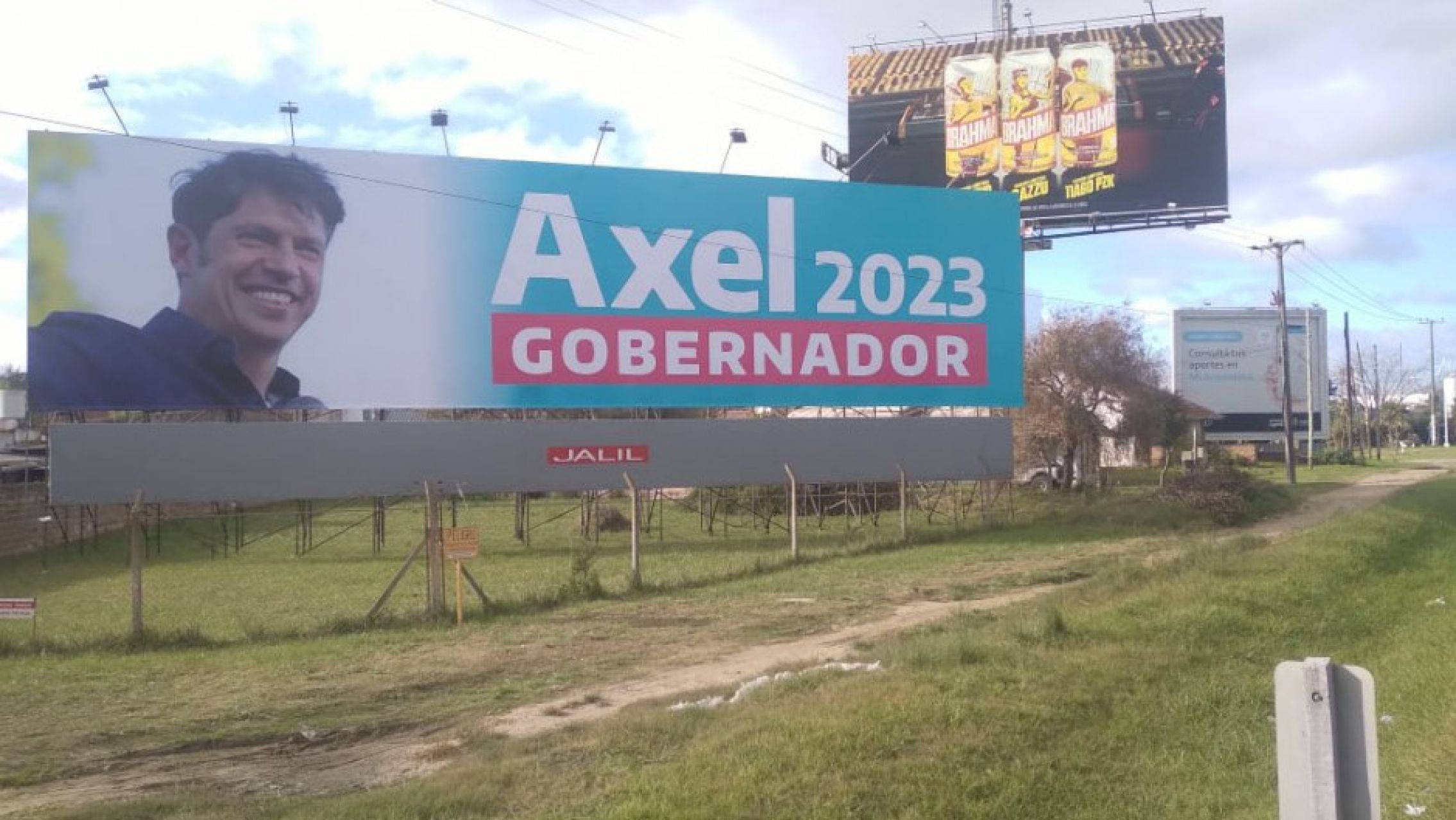 Antes de la definición de Cristina, lanzan carteles por la reelección de Kicillof como gobernador