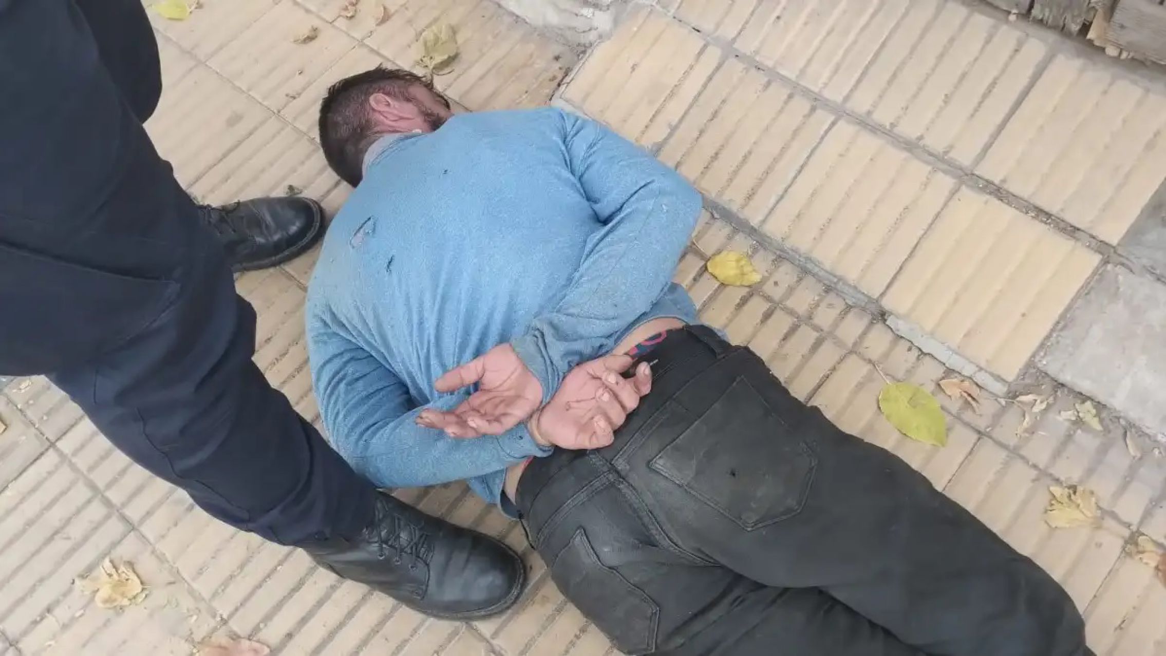 Descubrió que un delincuente entró a robar a su casa, lo persiguió y ayudó a atraparlo