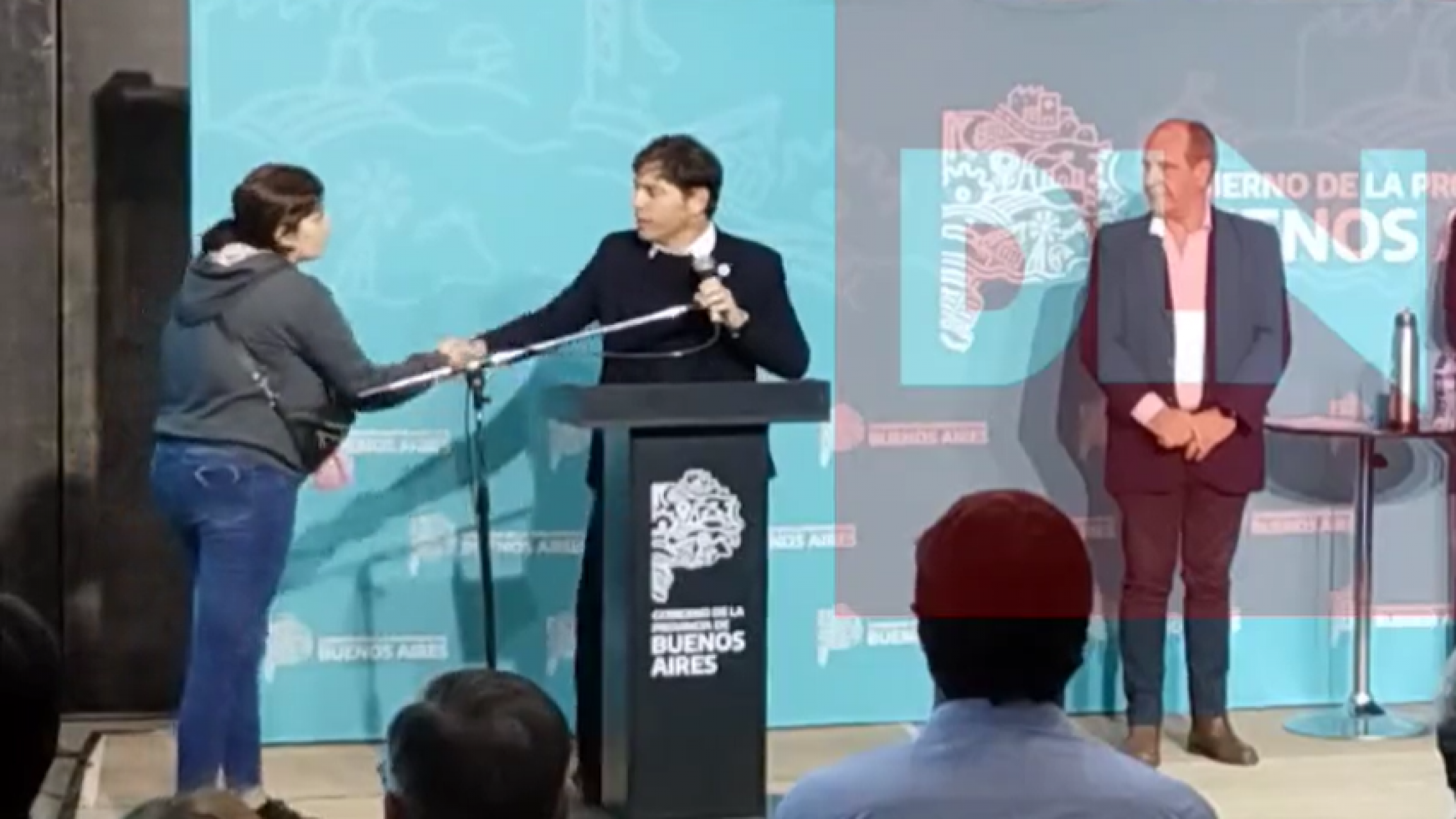 Tensión en un acto de Axel Kicillof: una mujer reclamó a los gritos y subió al escenario