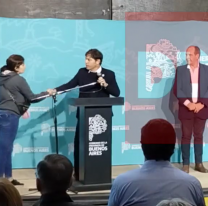 Tensión en un acto de Axel Kicillof: una mujer reclamó a los gritos y subió al escenario