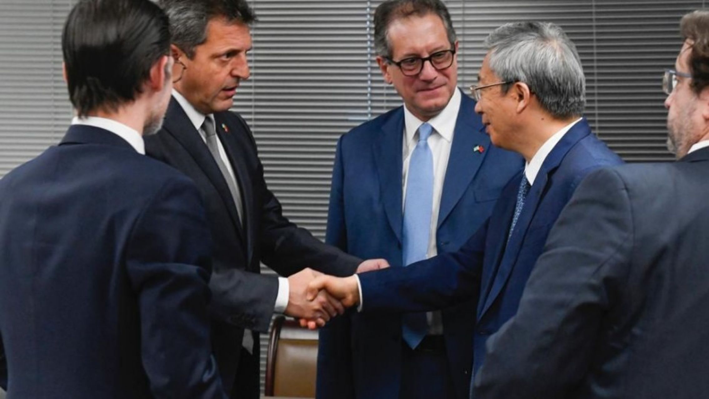 Massa y Pesce cerraron un swap con China que libera hasta 10.000 millones de dólares para intervenir