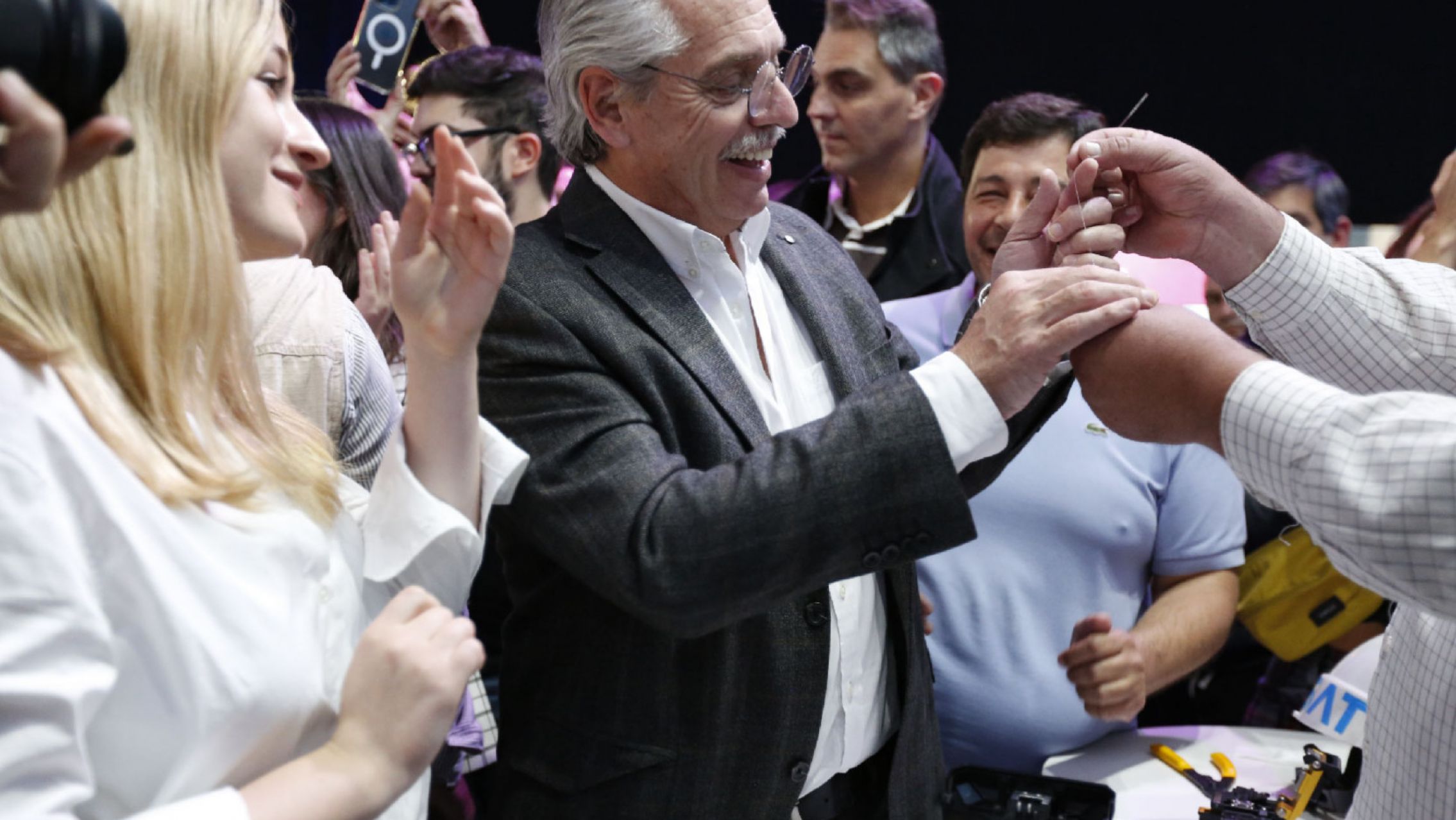 Tiene 22 años, cobra 1,2 millones por mes y le pagó una fortuna a Futurock por cubrir un festival