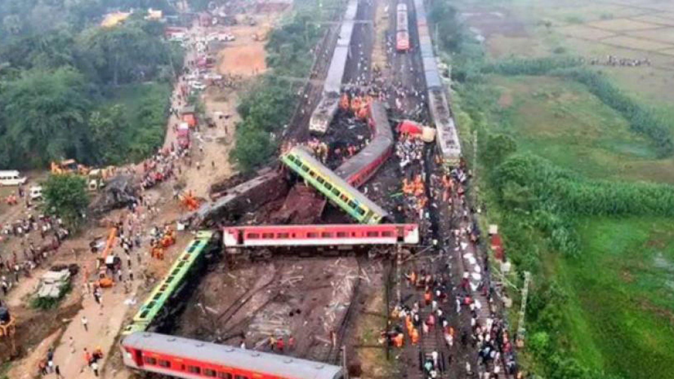Tragedia en India: más de 280 muertos y casi 900 heridos por un choque de trenes