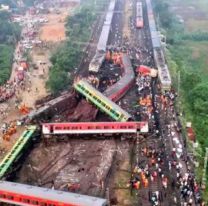 Tragedia en India: más de 280 muertos y casi 900 heridos por un choque de trenes