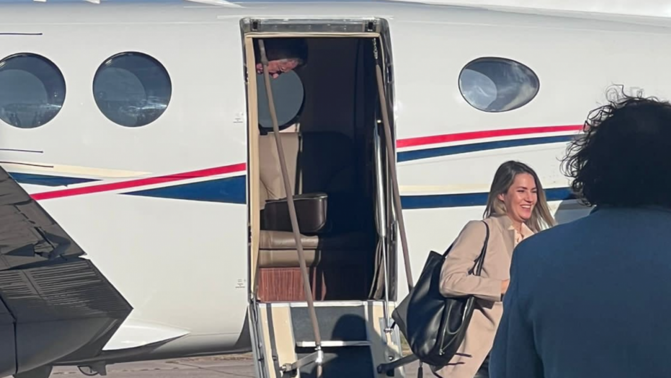 Losada volvió a usar un avión privado que cuesta 15 mil dólares el vuelo, para ir con Macri a Santa Fe