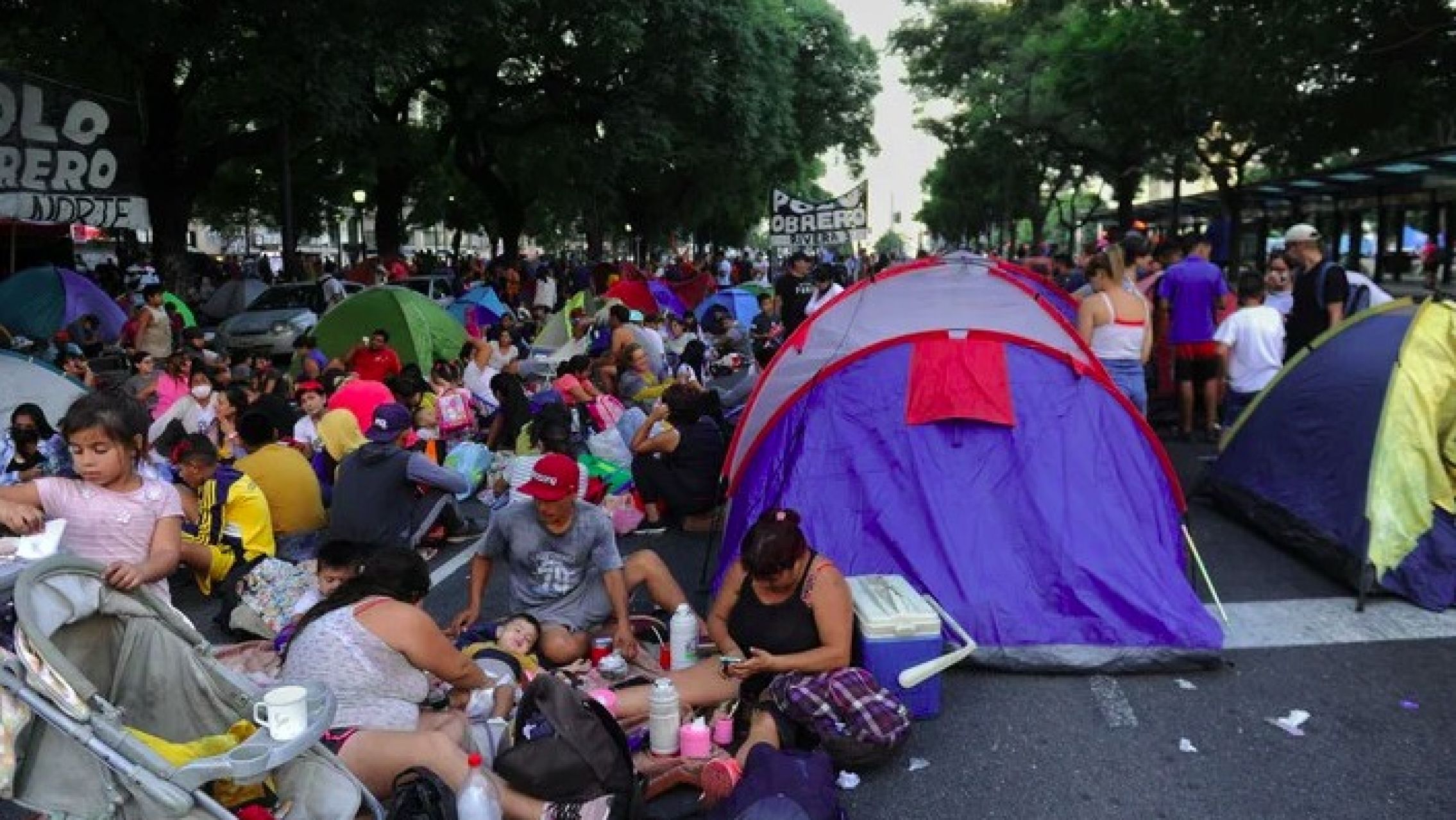 Jornada de acampe y cortes de tránsito en la 9 de Julio por reclamos de aumentos en planes sociales