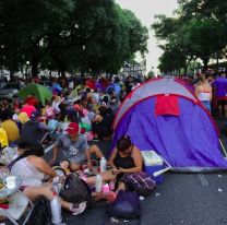 Jornada de acampe y cortes de tránsito en la 9 de Julio por reclamos de aumentos en planes sociales