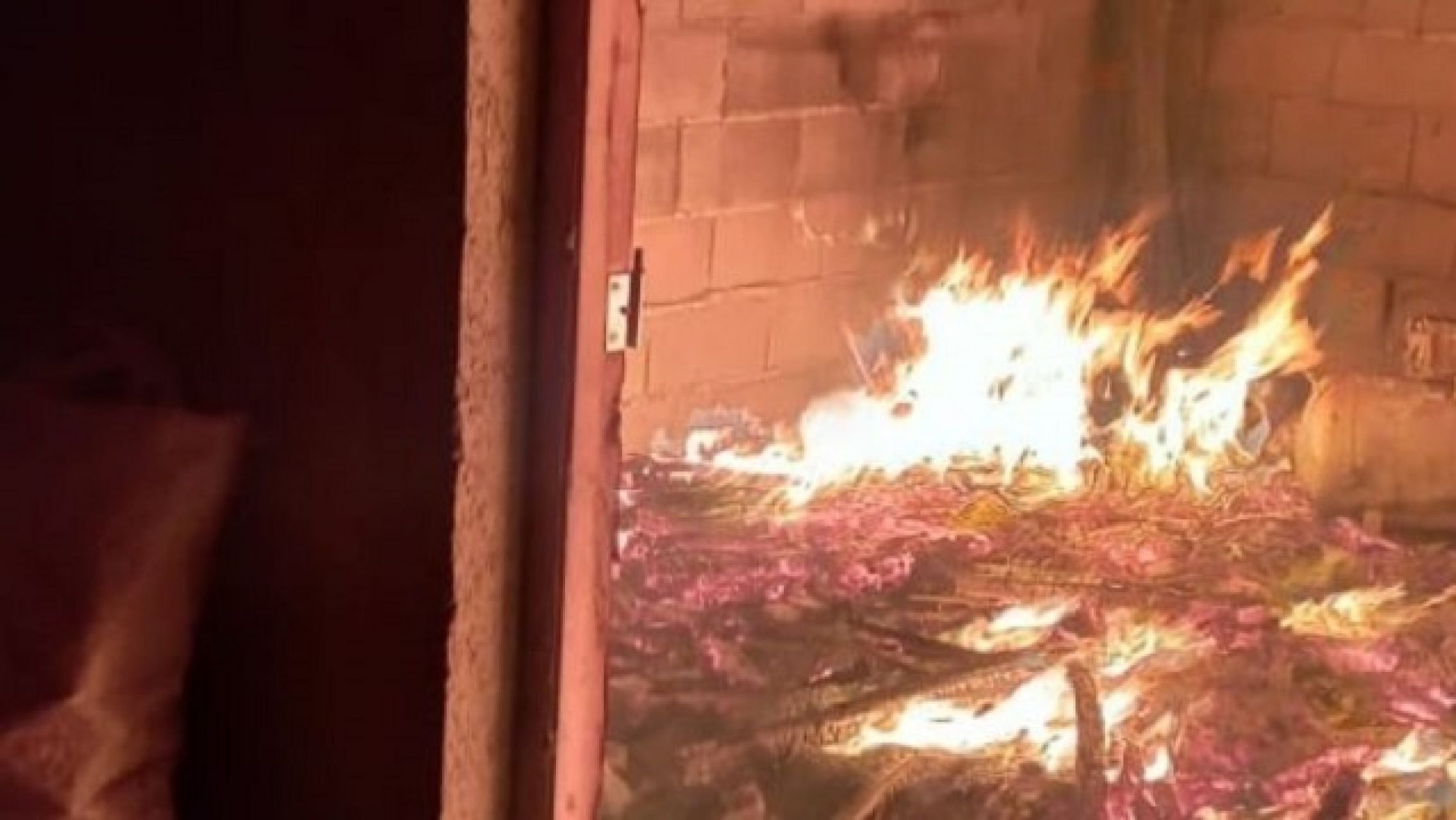 Prendió fuego para calefaccionarse y murió quemado