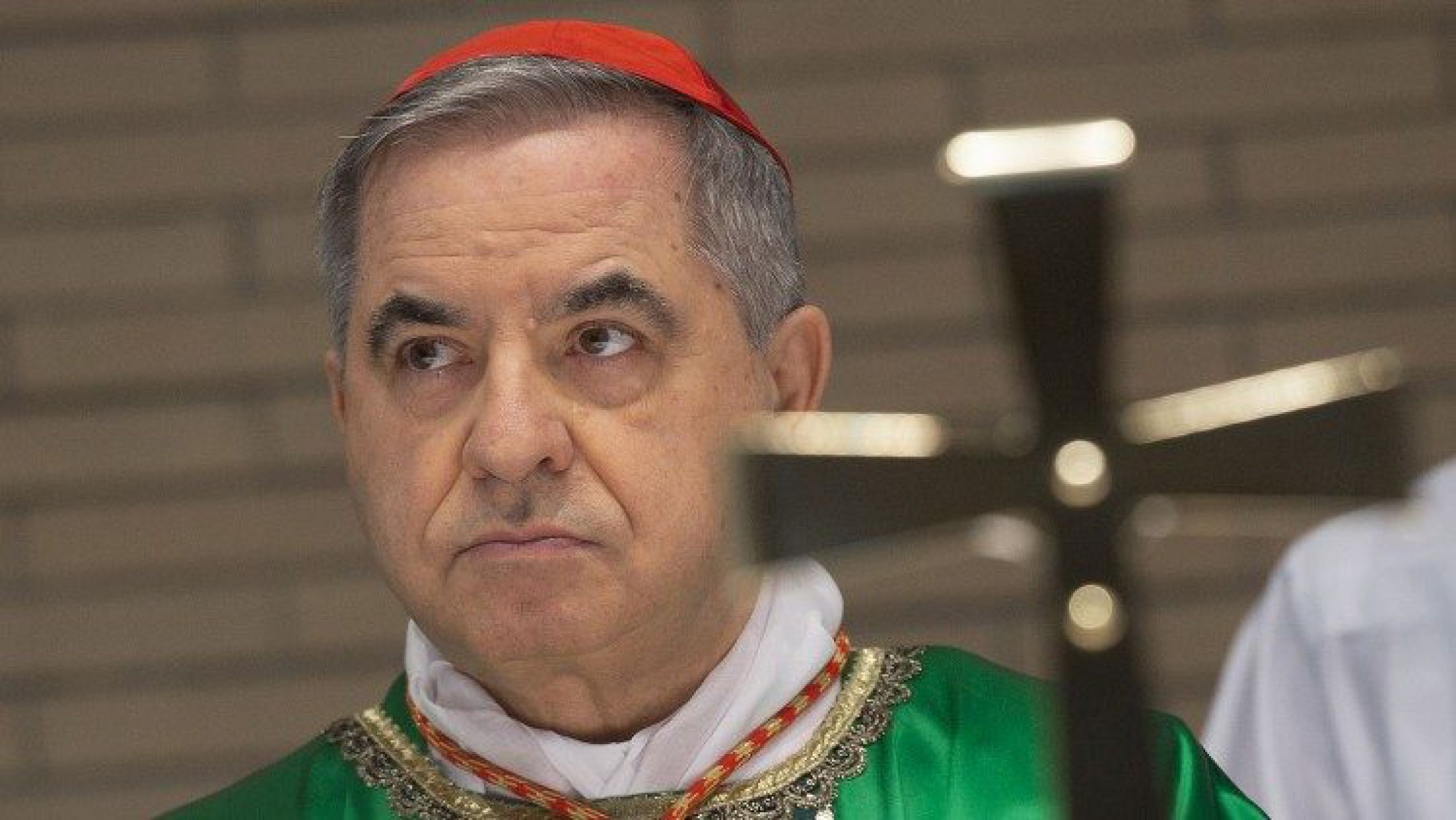 Piden más de 7 años de prisión para ex "número tres" del Vaticano por malversación de fondos