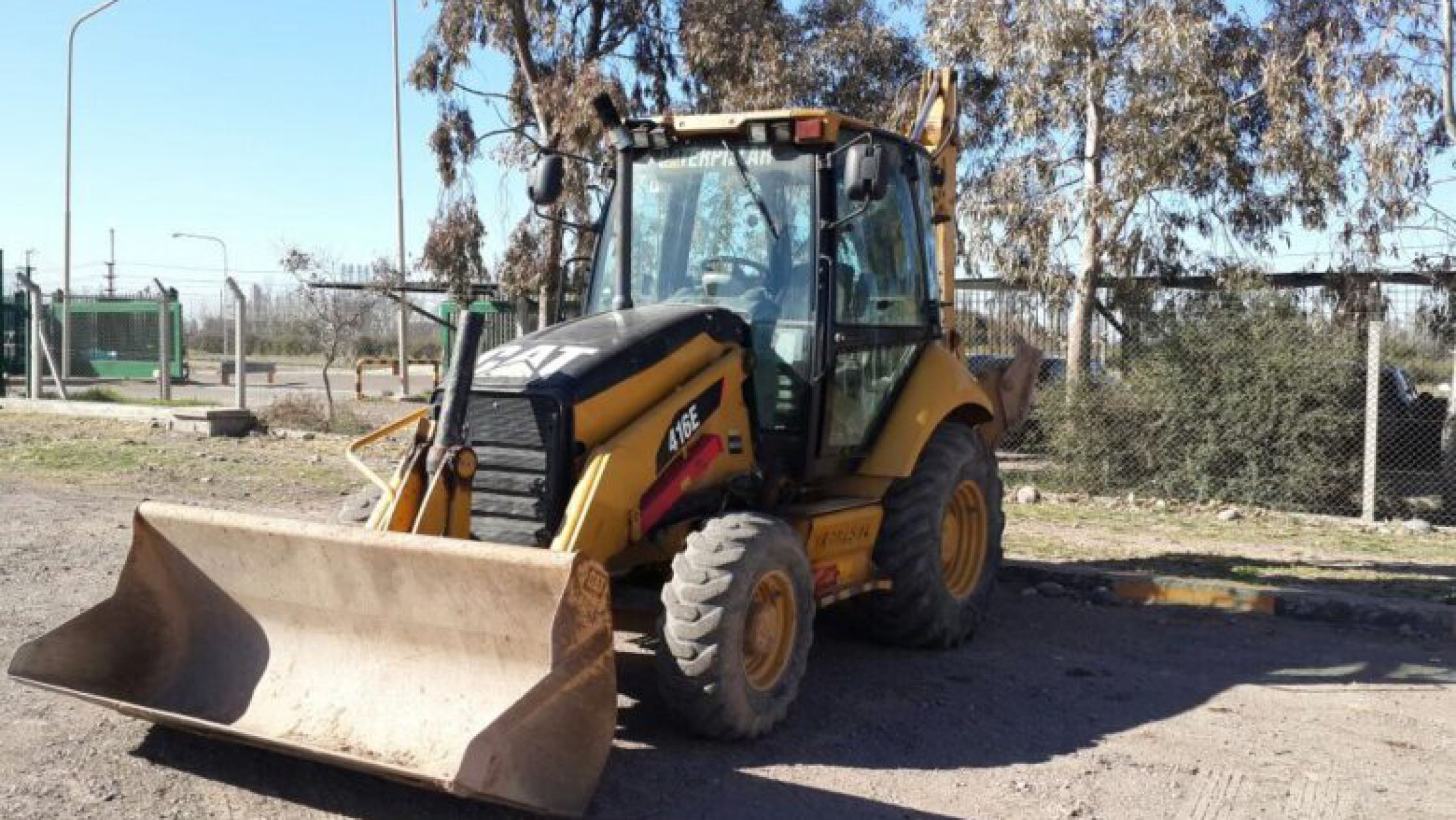 Un joven fue prensado por una retroexcavadora en un accidente de trabajo
