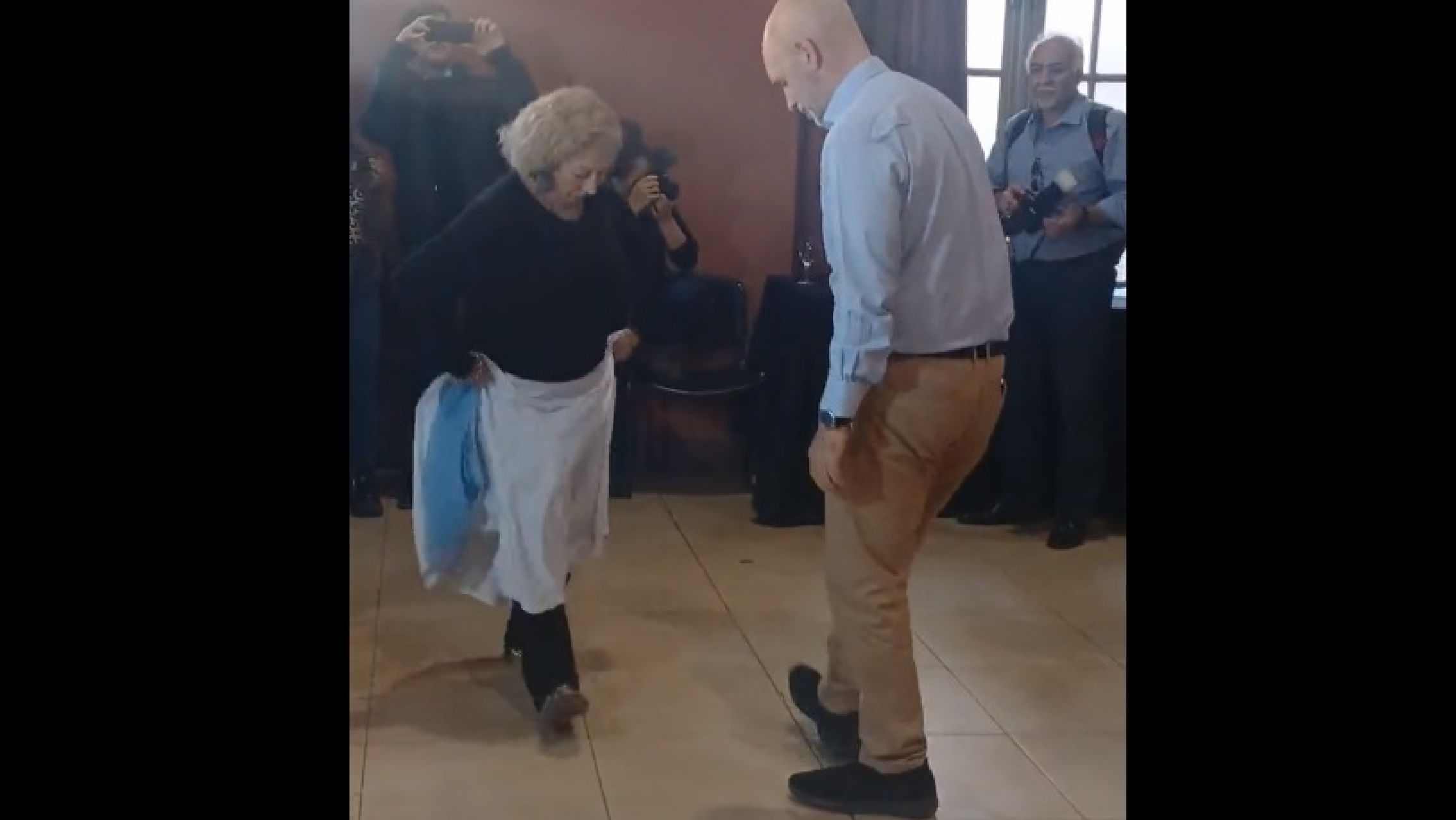 Horacio Rodriguez Larreta quiso bailar una chacarera e hizo un papelón